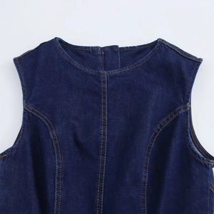 Robe midi sans manches en denim bleu foncé avec col rond et surpiqûres contrastées jaunes