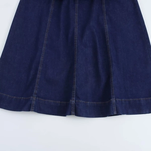 Vue détaillée de l'ourlet de la robe midi en jean bleu foncé avec coutures jaunes