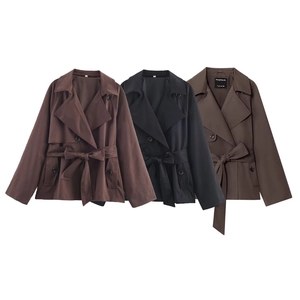 Drie korte trenchcoats in bruin en zwart met tailleband en stijlvolle dubbele knoopsluiting