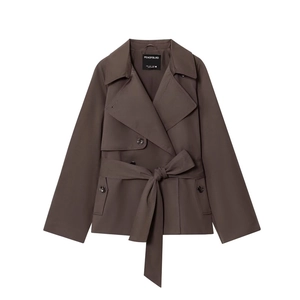 Detailopname van donkerbruine korte trenchcoat met dubbele rij knopen en tailleband