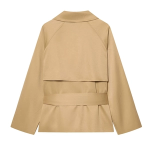 Achteraanzicht van korte kaki trenchcoat met stormflap en een verstelbare tailleriem