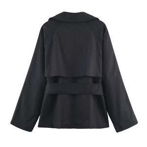 Achteraanzicht korte zwarte trenchcoat met stormflap en ceintuur in de taille