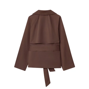 Achteraanzicht van een korte donkerbruine trenchcoat met stormflap en tailleband