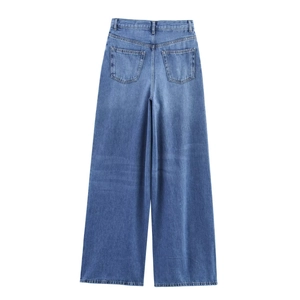 Vue arrière du jean large bleu à taille haute avec deux poches plaquées et coupe ample