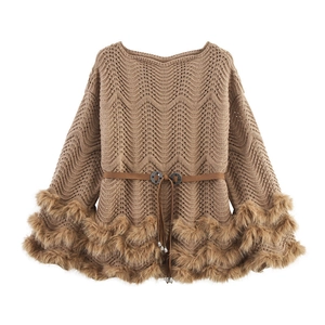 Braunes Strickkleid mit Kunstpelzbesatz und Gürtel in stilvollem Herbst-Design
