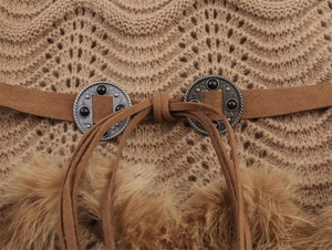 Detailansicht eines braunen Strickkleids mit Vintage-Metallknöpfen und Kunstfellbesatz