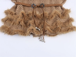 Detail eines Wellenstrickkleids mit Kunstpelzbesatz und Vintage-Metallscheibengürtel