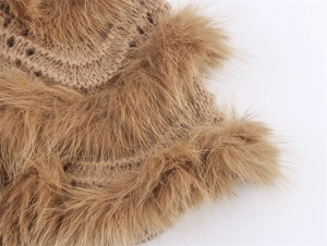 Detailansicht der kamelfarbenen Stricktextur und des weichen Kunstfellbesatzes am Kleid