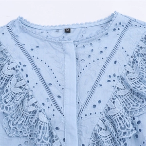 Γυναικείο γαλάζιο πουκάμισο με κέντημα eyelet και δαντέλα στη λαιμόκοψη