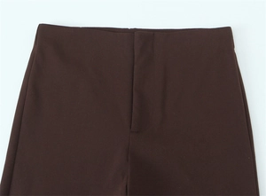 Detailansicht einer dunkelbraunen Schlaghose mit hoher Taille und glattem Bunddesign