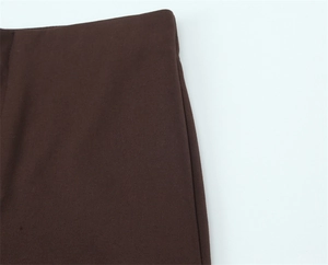 Detailansicht der dunkelbraunen Hose mit hoher Taille, Stoffstruktur und Seitennähten im Fokus