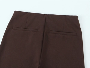Detailansicht der dunkelbraunen Hose mit hohen Taillenbund und eleganten Paspeltaschen hinten