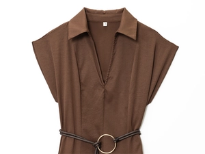 Détail d'une robe midi à col en V, tissu sergé marron et boucle dorée à la ceinture