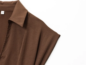 Détail du revers de la robe midi marron café avec texture fine et étiquette S