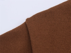 Vue macro détaillée montrant la texture de maille serrée du haut en tricot marron