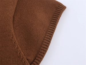 Détail du tissu en maille marron montrant les bords côtelés et la texture lisse