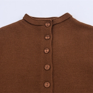 Cardigan en tricot marron foncé à manches courtes avec col rond et boutons devant