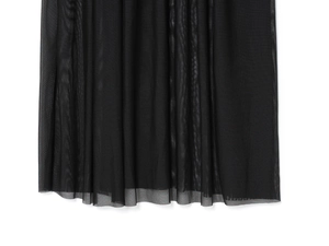 Détail de la maille noire multicouche et des plis délicats de cette robe de soirée