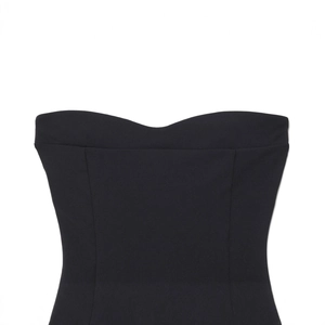 Robe noire bustier moulante avec décolleté en M élégant et maille de haute qualité