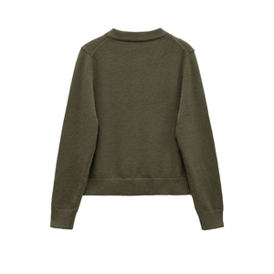 Détail du pull en tricot vert olive montrant les poignets côtelés et la texture du bas
