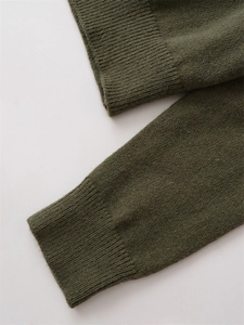 Détail des poignets côtelés sur le cardigan en laine mélangée vert olive pour femme