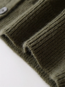 Gros plan du cardigan en laine vert armée avec texture côtelée et bouton mat élégant