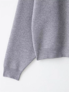 Detailansicht der Rippbündchen und des Saums am grauen Strickpullover aus Wollmix