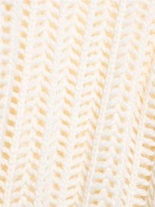 Detailaufnahme von beigem Strickstoff mit Fischgrätenmuster und weicher Textur