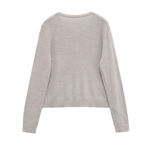Vista posteriore di un cardigan grigio chiaro minimalista con scollo a girocollo