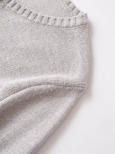 Dettaglio del girocollo a coste e della trama a maglia fine di questo cardigan beige