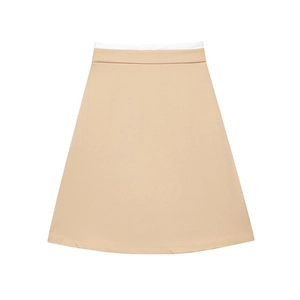 Dettaglio della gonna a trapezio color kaki con vita a contrasto bianca minimalista
