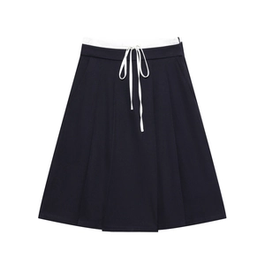 Gonna a pieghe blu navy con vita bianca a contrasto e coulisse regolabile