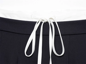Dettaglio della vita su abito in twill con coulisse bianca e cuciture rifinite bene
