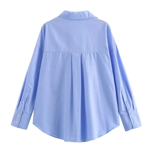 Detail view of the sky blue striped poplin shirt back with a classic box pleat design