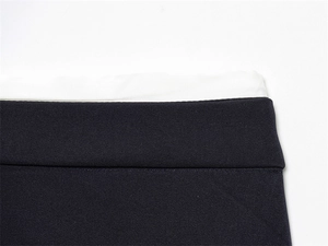 Dettaglio macro della vita in tessuto twill blu navy con fodera interna bianca premium
