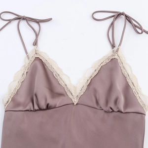 Débardeur élégant en satin rose poudré avec bordure en dentelle blanche et fines bretelles