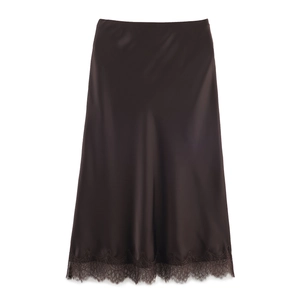Dettaglio di elegante gonna midi in raso marrone scuro con bordo in pizzo raffinato