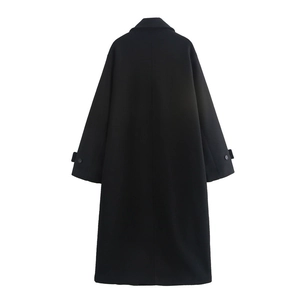 Vista posteriore del cappotto nero in lana con revers e cinturini regolabili ai polsi