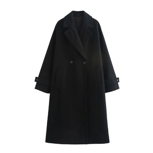 Cappotto classico nero in lana con ampi rever e bottoni a doppiopetto per l'autunno
