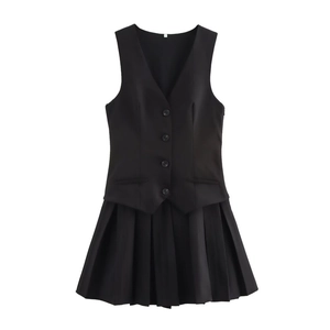 Completo due pezzi da donna con gilet nero senza maniche scollo a V e minigonna a pieghe