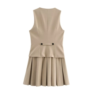 Dettaglio del retro del gilet beige con cinturino regolabile e gonna corta a pieghe