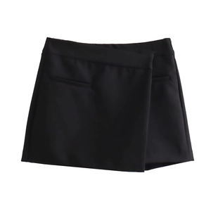 Jupe-short noire chic à taille haute avec coupe asymétrique et poches passepoilées