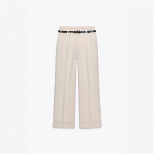 Pantaloni beige a vita alta con gamba larga e cintura nera con dettagli pieghettati