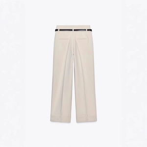 Eleganti pantaloni beige a vita alta e gamba larga con cintura nera e dettaglio risvolto