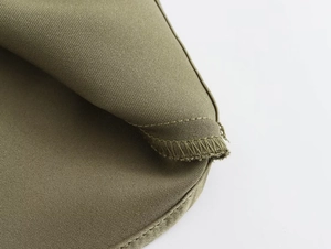 Detailaufnahme des olivgrünen Satinstoff-Saums mit professionellen, sauberen Nähten