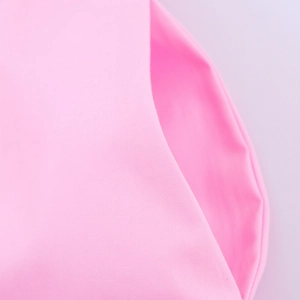 Dettaglio della tasca laterale e cuciture sull'abito midi in popeline rosa