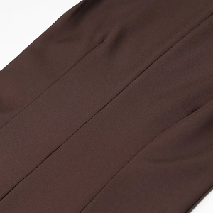 Vue macro détaillée de la texture du tissu polyester marron foncé et des coutures lisses