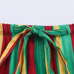 Dettaglio della vita elastica con coulisse sui pantaloni a strisce tricolore