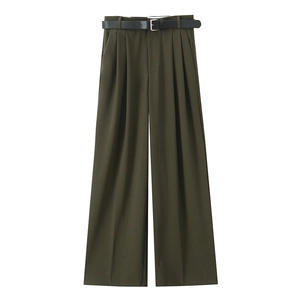 Dettaglio di pantaloni larghi verde oliva con doppia piega e sottile cintura nera