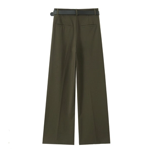 Dettaglio di pantaloni a vita alta verde oliva scuro con tasche posteriori e cintura